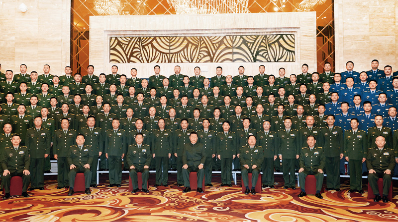 2021年7月21日至23日，中共中央总书记、国家主席、中央军委主席习近平来到西藏，祝贺西藏和平解放70周年，看望慰问西藏各族干部群众。这是23日上午，习近平在拉萨亲切接见驻西藏部队官兵代表，向驻西藏部队全体指战员致以诚挚的问候，对驻西藏部队作出的突出贡献给予充分肯定。 新华社记者 李刚/摄