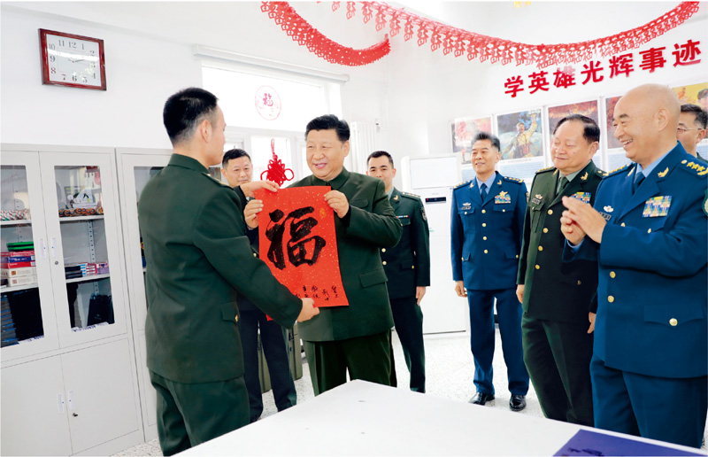2019年新春佳节即将到来之际，中共中央总书记、国家主席、中央军委主席习近平2月2日专程来到北京卫戍区，深入基层班排，察看执勤哨位，亲切慰问部队官兵，代表党中央和中央军委，向全体人民解放军指战员、武警部队官兵、民兵预备役人员致以诚挚问候和新春祝福。这是北京卫戍区支援保障大队警卫勤务一中队战士现场书写“福”字敬送习主席，表达官兵对习主席的新春祝福。 新华社记者 李刚/摄