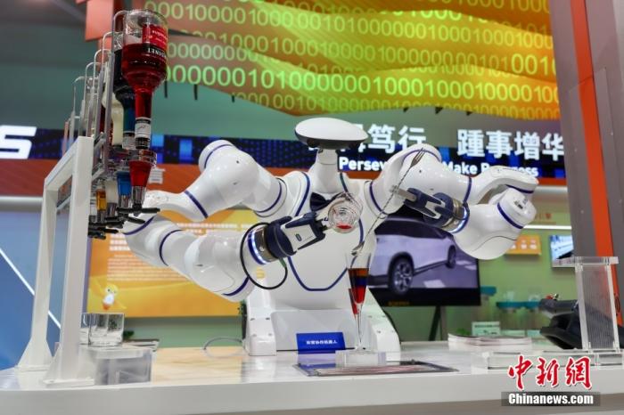 2022年服贸会国家会议中心展区,国内首台双臂协作式机器人亮相。 <a target='_blank' href='/'>中新社</a>记者 易海菲 摄 2022年服贸会国家会议中心展区,国内首台双臂协作式机器人亮相。 <a target='_blank' href='/'>中新社</a>记者 易海菲 摄