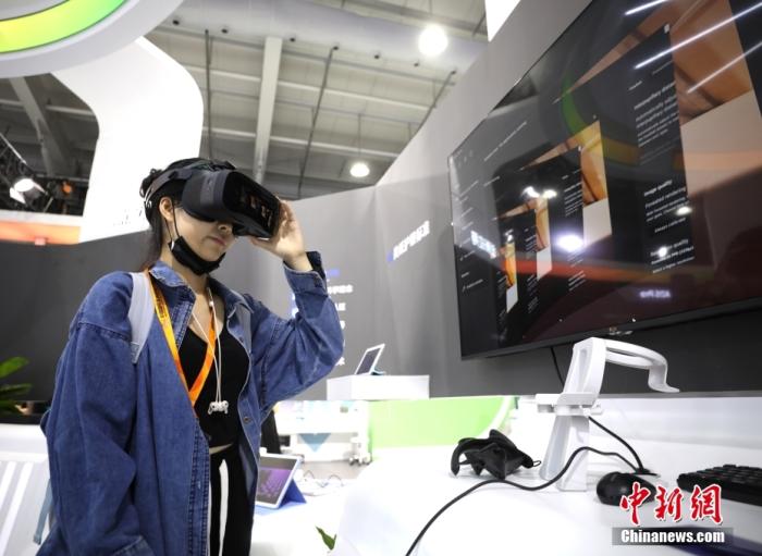 观众在首钢园展区“元宇宙全球现场”体验Varjo Aero VR分体机。<a target='_blank' href='/'>中新社</a>记者 赵隽 摄 观众在首钢园展区“元宇宙全球现场”体验Varjo Aero VR分体机。<a target='_blank' href='/'>中新社</a>记者 赵隽 摄