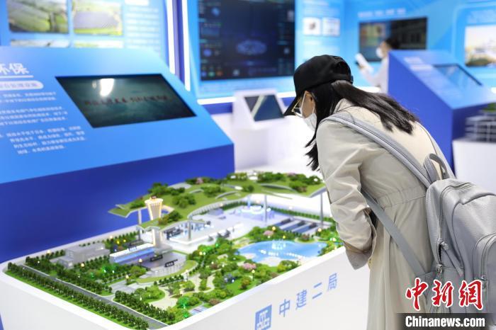 参观者在服贸会建筑服务专区中建二局展台前驻足。 王东坡 摄 参观者在服贸会建筑服务专区中建二局展台前驻足。 王东坡 摄