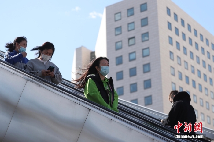 资料图:北京市民风中出行。 <a target='_blank' href='/'>中新社</a>记者 蒋启明 摄 资料图:北京市民风中出行。 <a target='_blank' href='/'>中新社</a>记者 蒋启明 摄