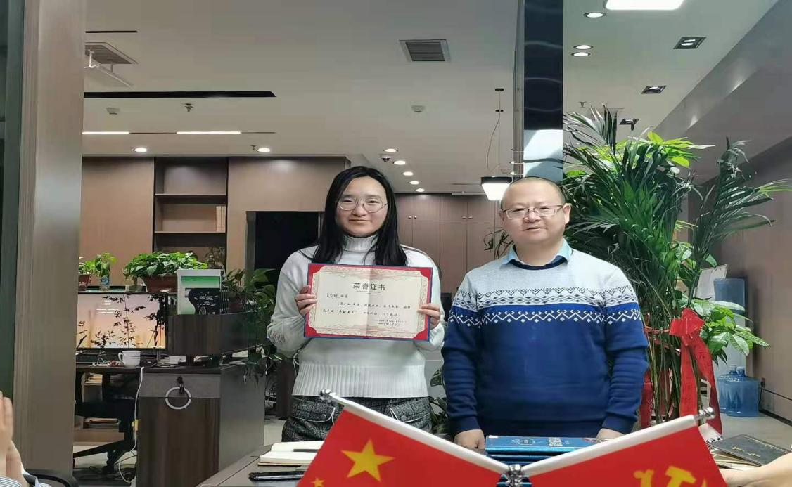 <b>党支部书记、总经理崔延渊颁发最具奉献员工奖</b>