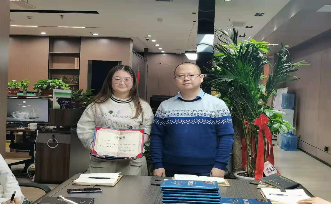 <b>党支部书记、总经理崔延渊颁发敬业员工</b>