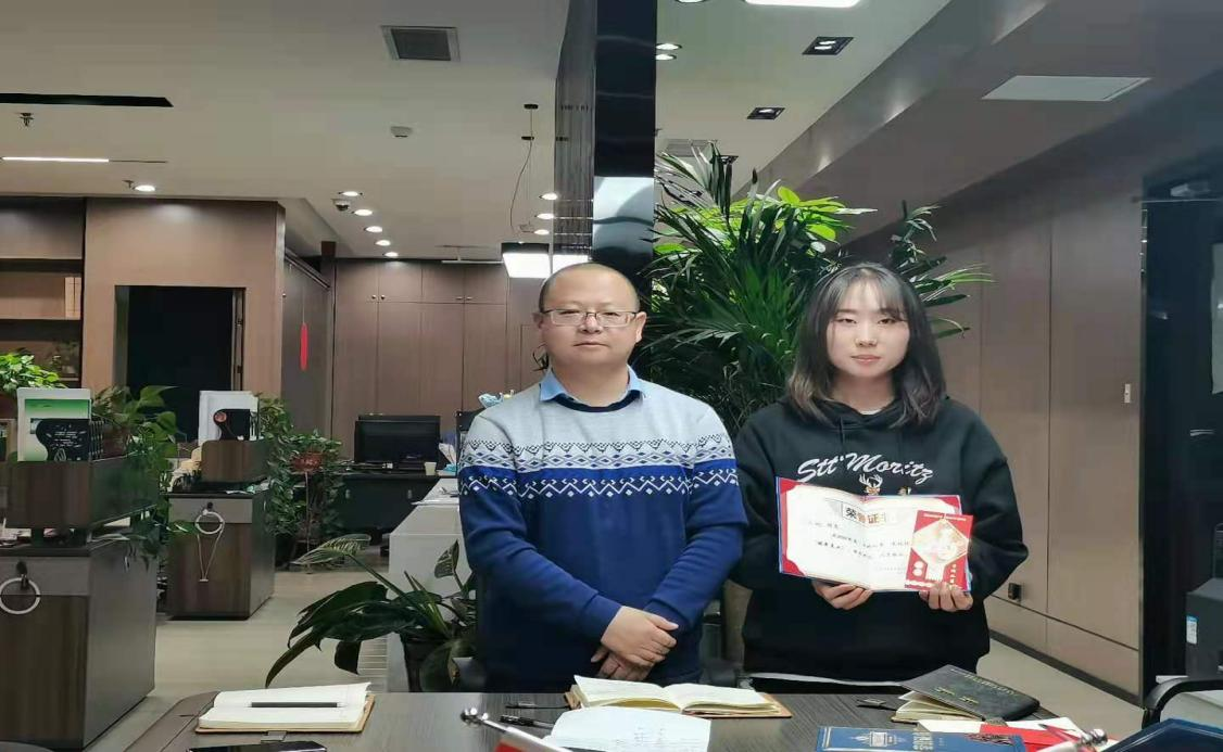 <b>党支部书记、总经理崔延渊颁发业绩员工奖</b>