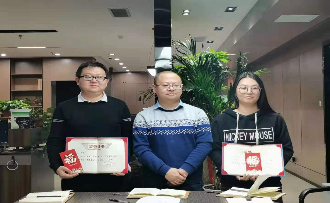 <b>党支部书记、总经理崔延渊颁发先进员工奖</b>